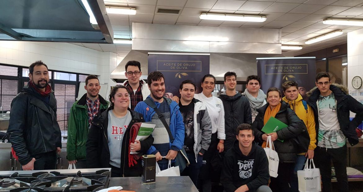 Alumnos del CIFP de Hostelería y Turismo de Asturias, participando en El Duelo y cocinando con Aceite de Orujo de Oliva
